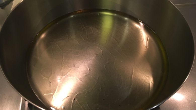 香草马铃薯,热油锅！找个平底锅，油量大概锅身高度1cm就够了！