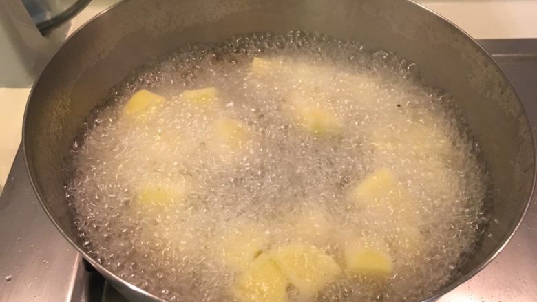 香草马铃薯,直接入锅，中小火维持油温炸至金黄微焦熟透（约10分钟）炸时别忘翻动一下让各面都上色