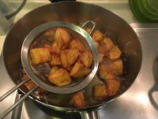 香草马铃薯,炸熟后起锅沥油备用