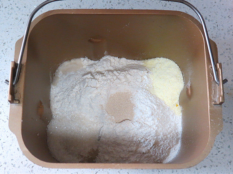 南瓜的季节~【全麦糯米南瓜包】,面团制作。除黄油以外的所有材料按先液体后粉类秩序放入面包机桶内