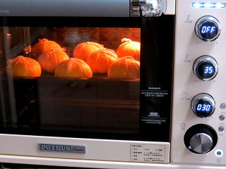 南瓜的季节~【全麦糯米南瓜包】,放烤箱内进行最后发酵。35度，30—60分钟，看面团状态