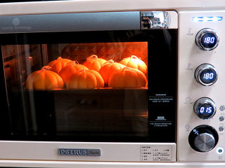 南瓜的季节~【全麦糯米南瓜包】,放入预热好的烤箱，180℃15分钟，上色满意后加盖锡纸。我的米色柏翠烤箱温度很准，测试的温度与温度计达到一致，亲们可按自家烤箱习性调整温度和时间