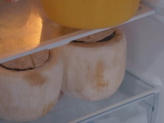 椰子奶冻,放冰箱冷藏6小时或以上，直到凝固。