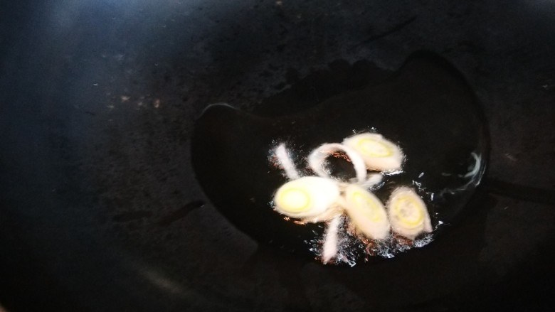 番茄鸡蛋疙瘩汤,锅中倒入适量油烧热，放入葱姜炒香。