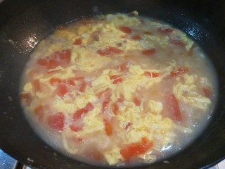 番茄鸡蛋疙瘩汤,倒入面絮煮熟，在撒入鸡蛋。