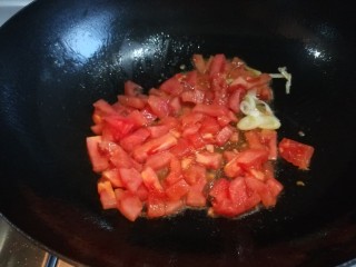 番茄鸡蛋疙瘩汤,放入番茄炒五成熟。
