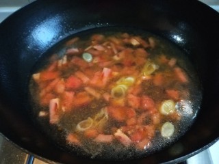 番茄鸡蛋疙瘩汤,倒入适量美味鲜酱油，加入适量水烧开。