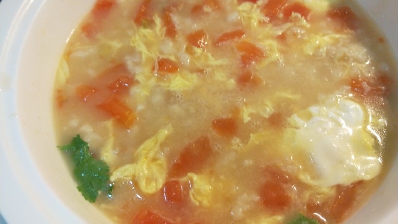 番茄鸡蛋疙瘩汤,倒入盆中。