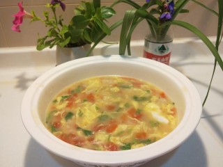 番茄鸡蛋疙瘩汤,撒上香菜，加入适量盐，加入适量白胡椒，鸡精搅拌均匀即可食用。