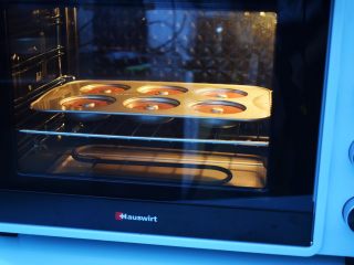 万圣节甜甜圈蜘蛛蛋糕,放入预热好的预热，上下火170度，中层20分钟