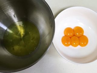 菠菜戚风（8寸中空模）,蛋白、蛋黄分离，分别放在无油无水的盆子内。