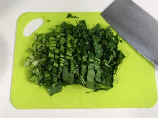 菠菜戚风（8寸中空模）,把菠菜冲洗干净，用刀切下。