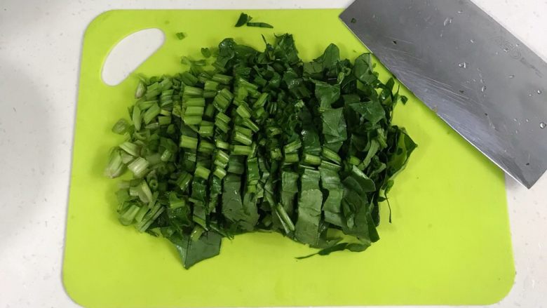 菠菜戚风（8寸中空模）,把菠菜冲洗干净，用刀切下。