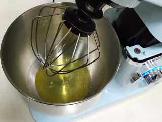 菠菜戚风（8寸中空模）,在蛋白内加入几滴柠檬汁或白醋。