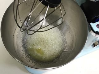 菠菜戚风（8寸中空模）,用厨师机6档低速把蛋白打至粗泡，加入1/3细砂糖。