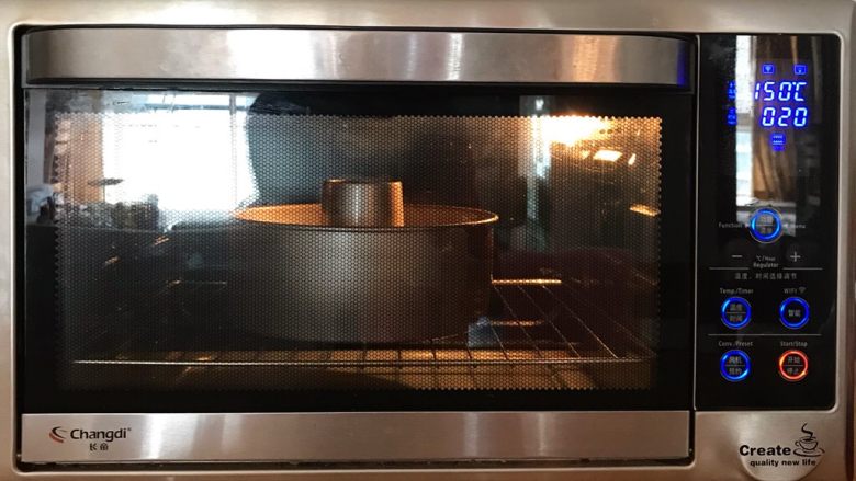 菠菜戚风（8寸中空模）,入预热好的烤箱中下层，上下火150度，约烤30分钟，转140度烤20分钟。