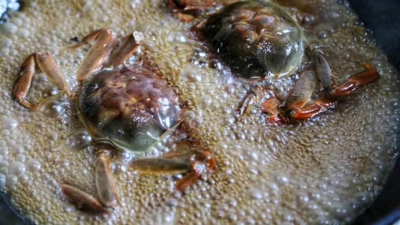美食丨螃蟹烩面 吃到连一滴汤都不浪费～,再次热锅热油，用蒜末爆香，加入盐，料酒，生抽，老抽，糖。