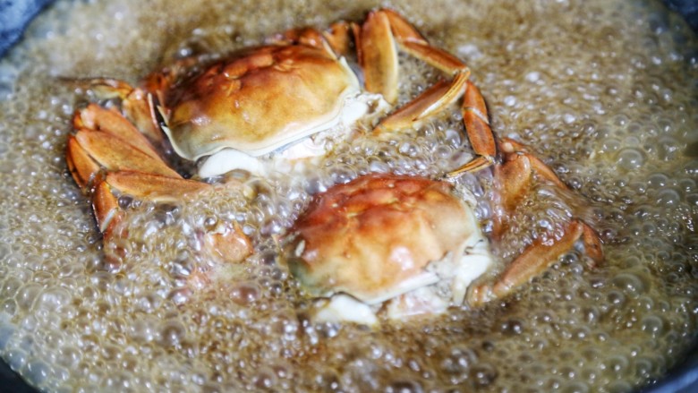 美食丨螃蟹烩面 吃到连一滴汤都不浪费～,将处理好的螃蟹放入锅中煮15分钟，让蟹黄与汤融合。