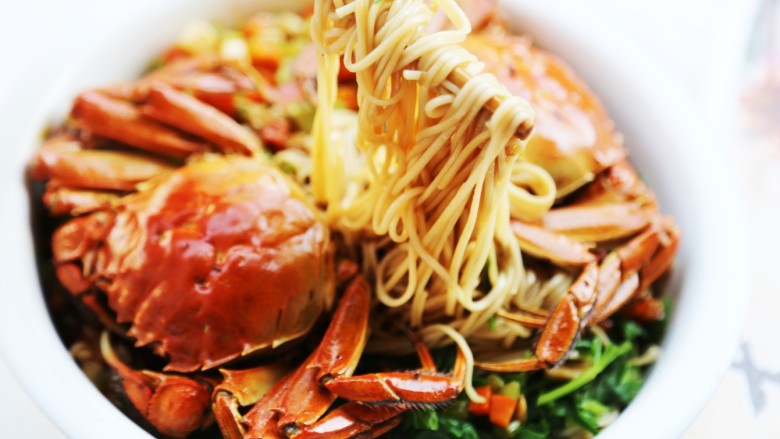 美食丨螃蟹烩面 吃到连一滴汤都不浪费～,香软的面条夹杂着蟹肉鲜嫩，简直是绝味，一家三口吃到连汤都没有浪费。