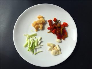 红扁豆烧鸭,将各种配料切成如图所示。