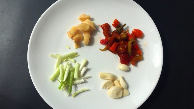 红扁豆烧鸭,将各种配料切成如图所示。