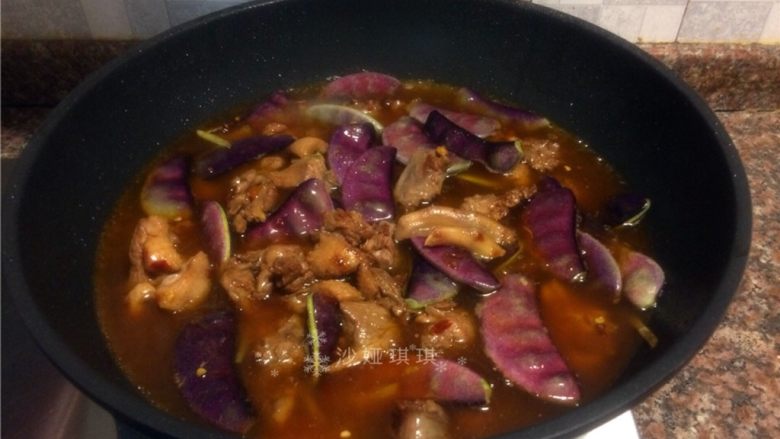 红扁豆烧鸭,加入适量清水大火煮开后转中火煮至汤汁浓稠。（清水淹没菜即可）