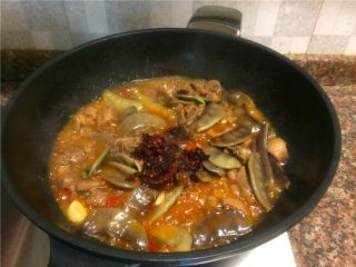 红扁豆烧鸭,起锅前加入老干妈油辣椒翻炒均匀即可。