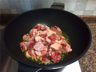 红扁豆烧鸭,放入鸭肉煸干水份。