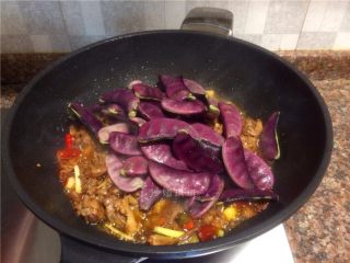 红扁豆烧鸭,放入红扁豆翻炒1分钟。