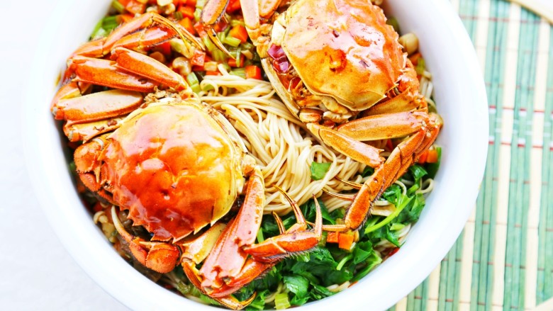 美食丨螃蟹烩面 吃到连一滴汤都不浪费～,摆上蟹，完美。