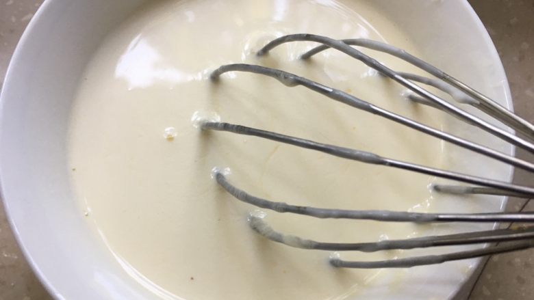 酸奶冻芝士蛋糕,牛奶和奶油混合均匀，用微波炉叮热加入泡软的吉利丁片快速搅拌融化。