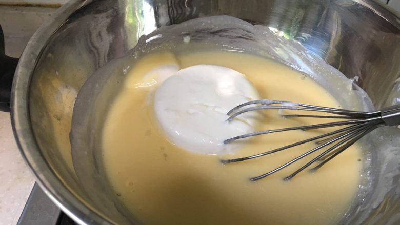 酸奶冻芝士蛋糕,倒入酸奶搅拌均匀成糊。