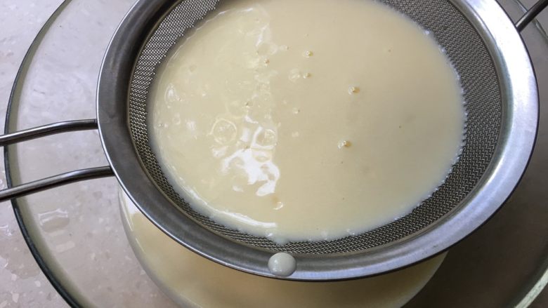 酸奶冻芝士蛋糕,酸奶芝士糊搅拌均匀后过筛一下。