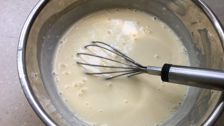 酸奶冻芝士蛋糕,再倒入酸奶芝士糊搅拌均匀。