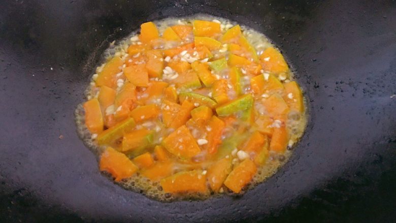 焖煮南瓜,煮至剩少量水分时关火。出锅。