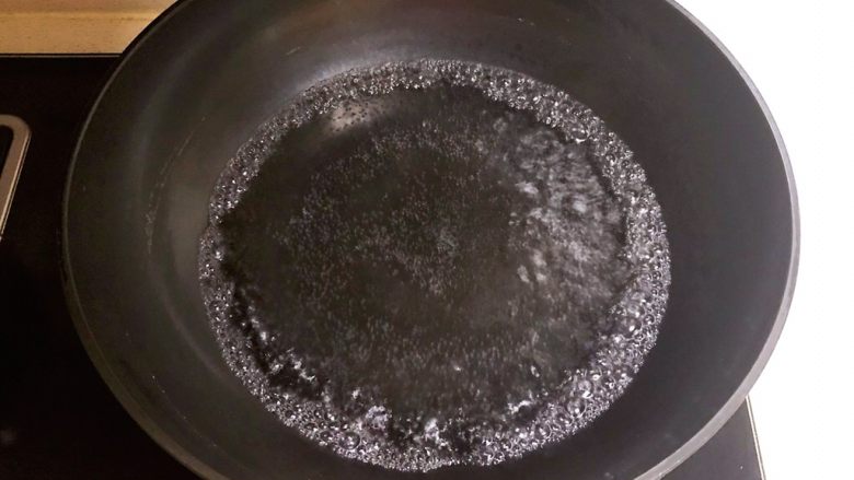 红糖蓝莓小圆子,另起锅，加入冷水