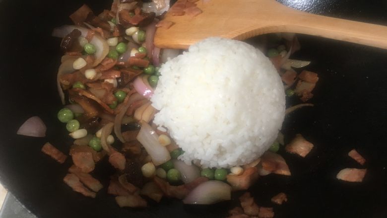 芝士培根焗饭,倒入米饭翻炒均匀。