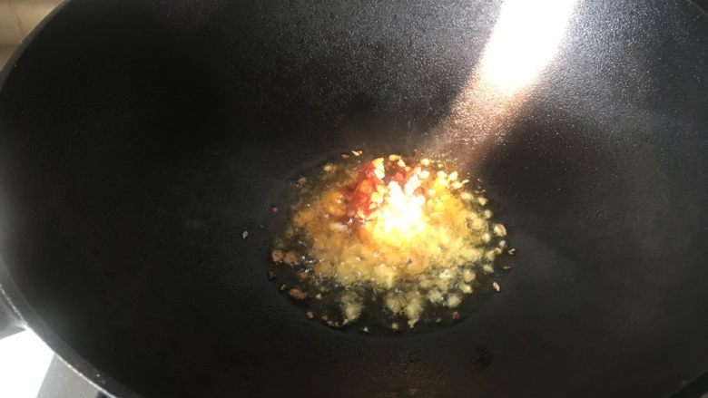 红烧土豆羊排,洗锅干净后加热炒锅，倒入菜籽油烧热。小火倒入蒜姜粒炒香。