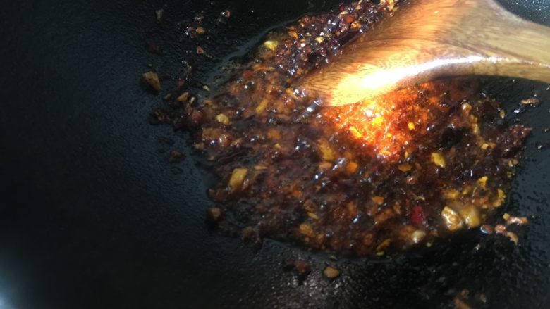 红烧土豆羊排,这里多炒一会儿，爆出调料香味，炒出红油。