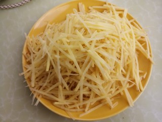 家常芹菜炒土豆丝,准备两个土豆洗干净，然后切成丝。