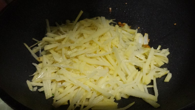 家常芹菜炒土豆丝,土豆丝放进去炒。
