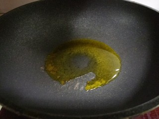 家常芹菜炒土豆丝,然后锅里热油。
