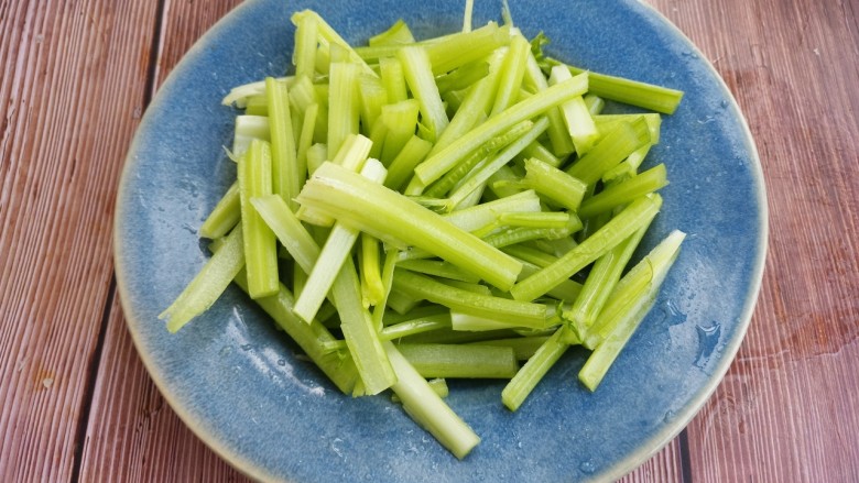 家常芹菜炒土豆丝,把芹菜切成段。