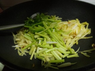 家常芹菜炒土豆丝,加入芹菜炒。