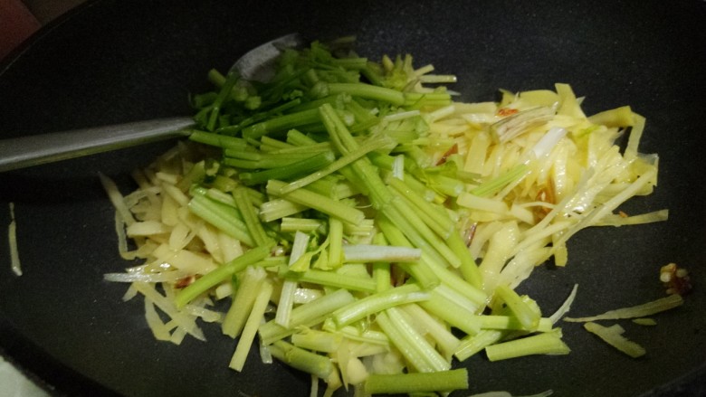 家常芹菜炒土豆丝,再翻炒几下。