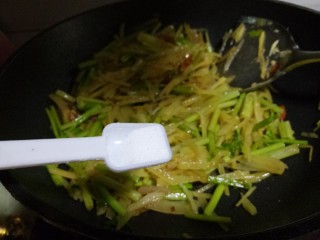家常芹菜炒土豆丝,两勺盐。