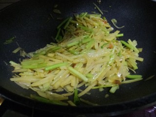 家常芹菜炒土豆丝,翻炒均匀。