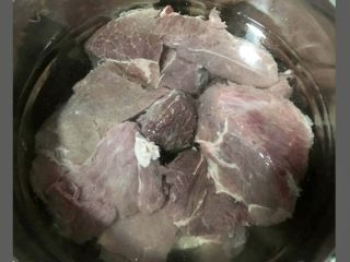 麻辣牛肉干,牛肉切大块放入锅里焯水。