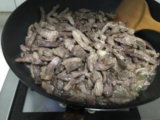 麻辣牛肉干,菜籽油烧热后加入牛肉丝爆炒，炒干水分。