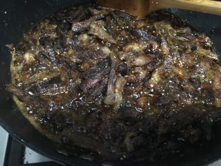 麻辣牛肉干,先后加入油辣子、花椒粉爆炒均匀。